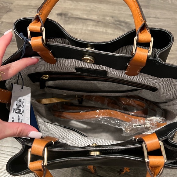 Back dooney and Bourke purse - Picture 3 of 4